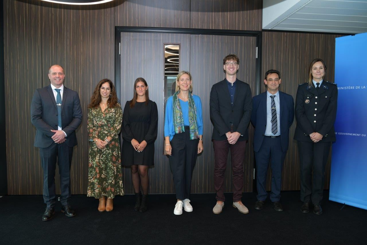 (de g. à d.) Sascha Palgen, Sandra Pereira Cerqueira, Abigail Rebelo, Beatrice Abondio, 1er conseiller, ministère de la Sécurité intérieure, Alain Menster, Stéphane Levy, Karolina Maniewski, Directrice adjointe des Ressources humaines de la Police grand-ducale