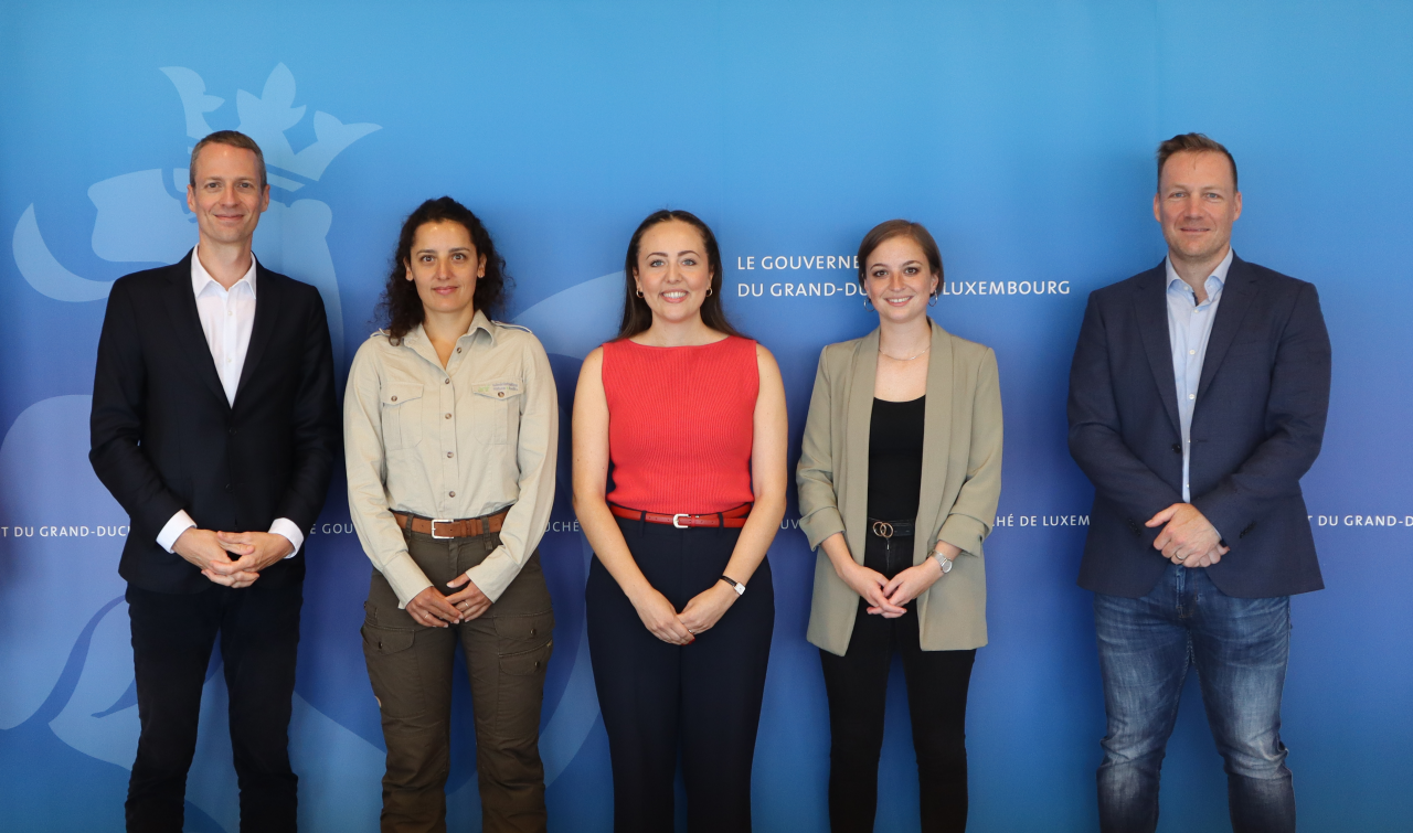 (de g. à dr.) Serge Wilmes, ministre de l'Environnement, du Climat et de la Biodiversité; Michelle Schaltz (ANF); Sanida Kalabic (ANF); Julie Thommes (ANF); Torsten Mathias (ANF)