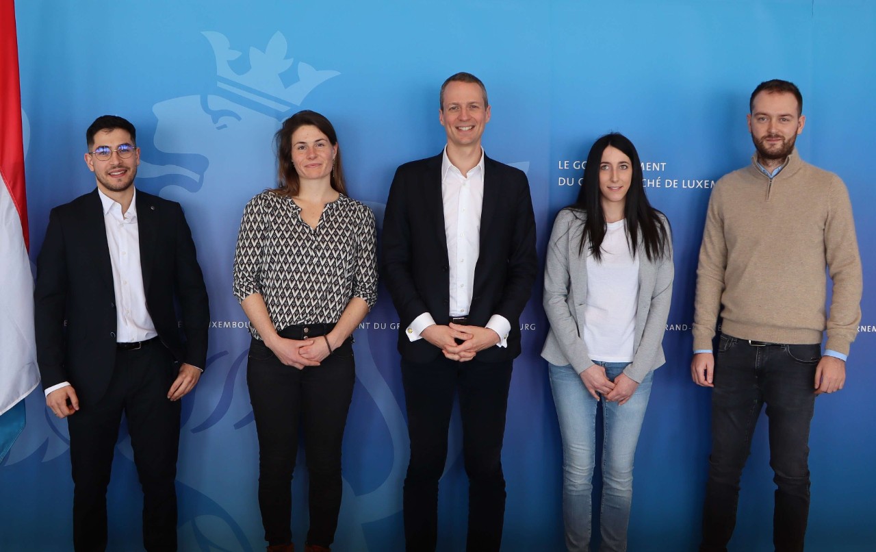 (de g. à dr.) Yassine Boujouf (AEV); Carmen Linda Bâlon (AGE); Serge Wilmes, ministre de l'Environnement, du Climat et de la Biodiversité; Mandy Hobes (ANF); Fabio Cumetti (AEV)
