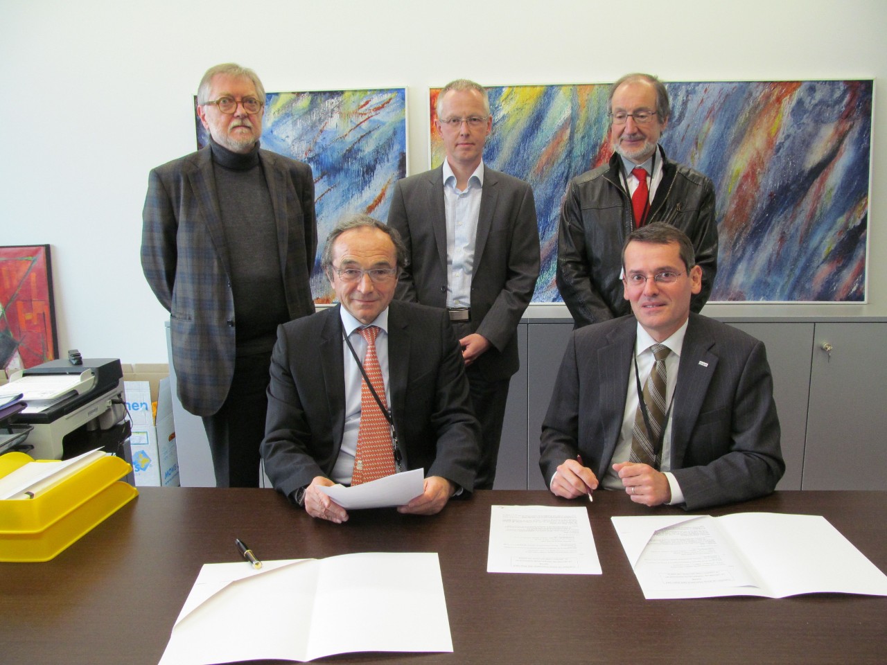 (1re rangée de g.à dr.) Claude A.Hemmer, président du LNS; M. Simonis, directeur CRL; (2e rangée de g. à dr.) Dr René Scheiden, directeur LNS; Dr Marc Schummer, responsable Qualité LNS; M. Collart, responsable Qualité CRL