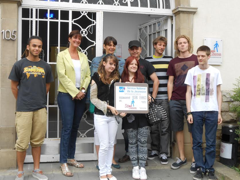 Remise d'un chèque - Alexandra Oxacelay, chargée de direction de l’association Stëmm vun der Strooss et Nathalie Schirtz, pédagogue (SNJ) entourées par les participants du projet Upcycling