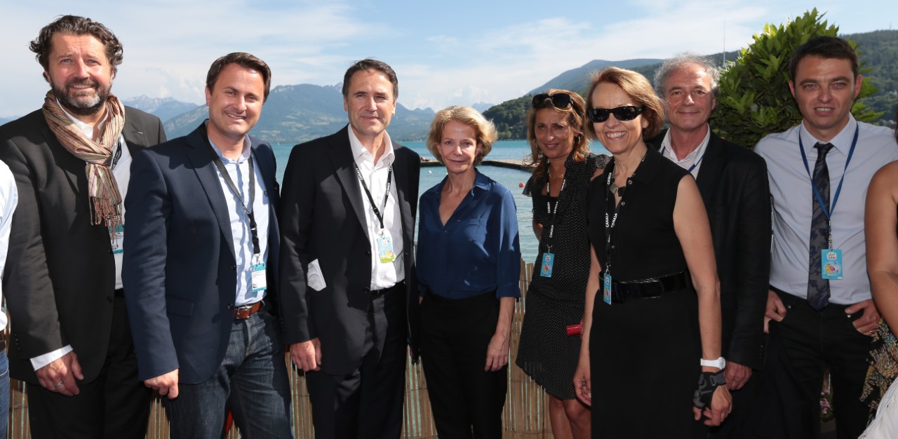 Xavier Bettel entouré de Guy Daleiden, directeur du Film Fund Luxembourg, Frédérique Bredin, présidente du Centre national du cinéma (CNC France), Jean-Luc Rigaut, maire d'Annecy et Dominique Puthod, adjoint au maire (volet culture) ainsi que des élus locaux 