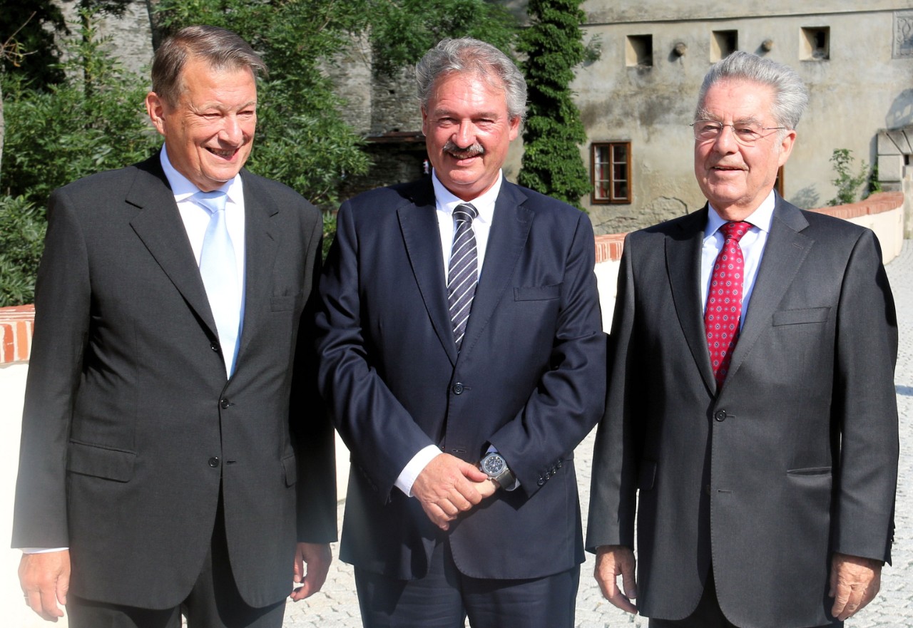 Jean Asselborn avec le président du Österreichisches Studienzentrum für Frieden und Konfliktlösung, Peter Kostelka, et le président de la République fédérale d'Autriche, Heinz Fischer