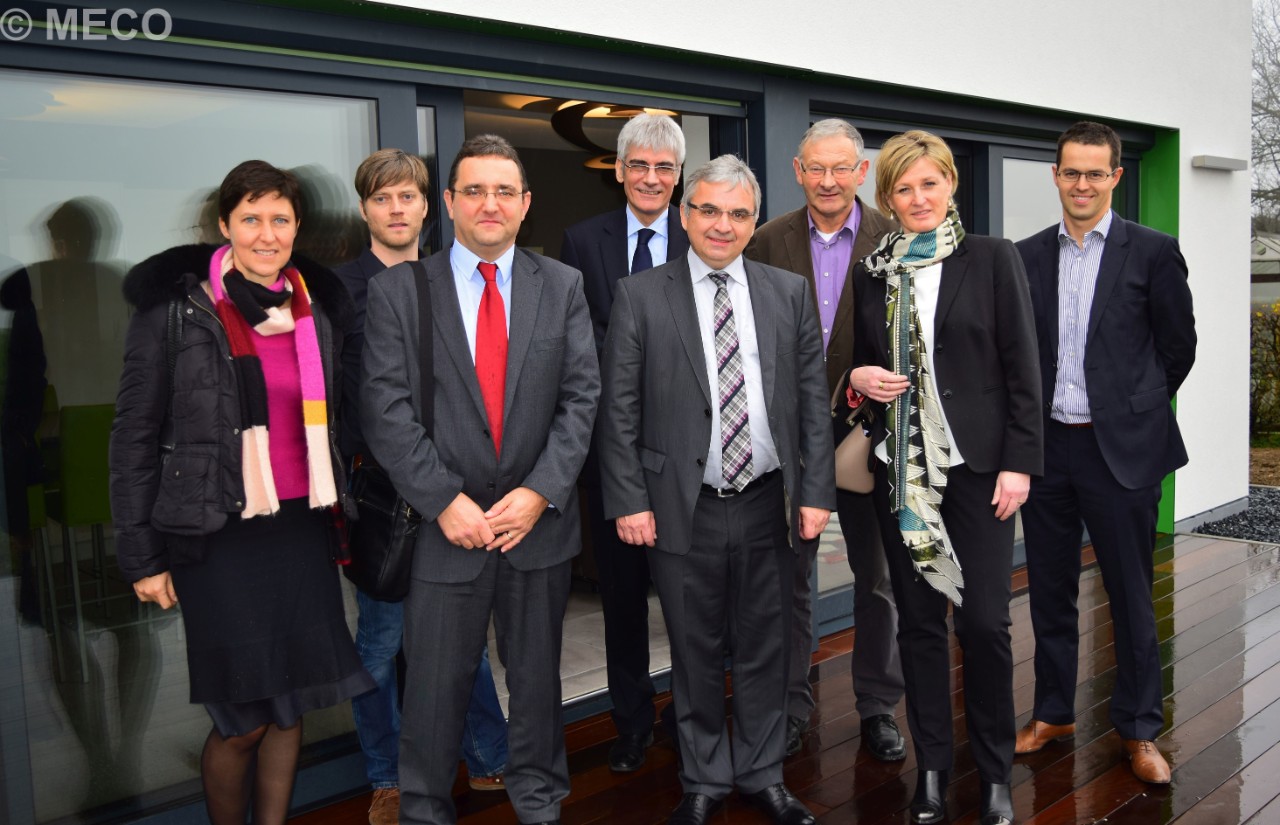 La Secrétaire d'Etat à l'Economie Francine Closener ensemble avec des représentants de Naturhome S.A. et du ministère de l'Economie devant la maison prototype