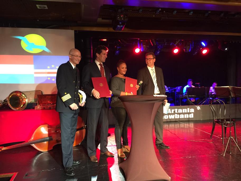 Remise des instruments de musique - Elmar Wilfried Muehlebach, capitaine MV Artania; Marc de Bourcy, ambassade du Luxembourg; Lucia Cardoso, ONCV; J�rn Hofer, Cruise Director MV Artania