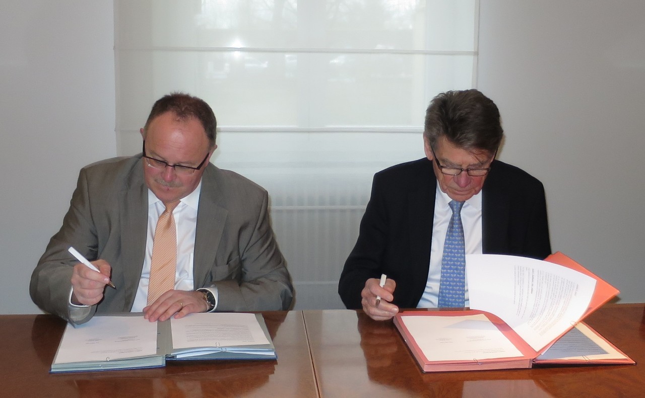 Le ministre Romain Schneider et le Président d'SOS Faim Felix Buchler