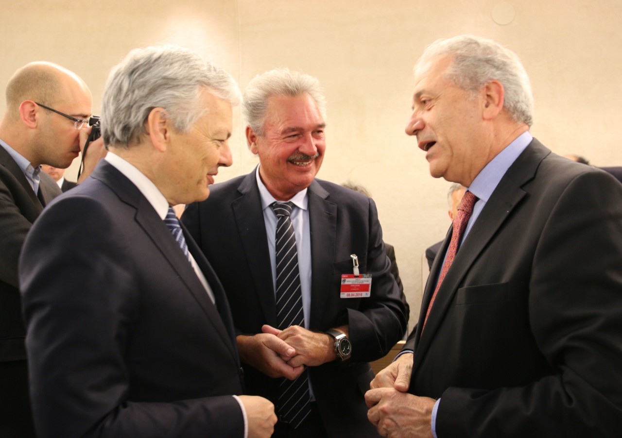 Jean Asselborn avec le ministre des Affaires étrangères de la Belgique, Didier Reynders, et le Commissaire pour la migration, Dimitris Avramopoulos