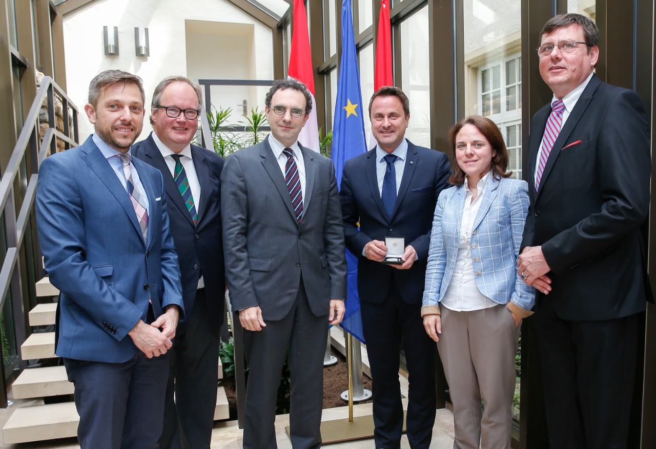 Remise d’une décoration du Liberal International (LI) au Premier ministre "LI Medal of Liberalism" - Emil Kirjas, secrétaire général (Macédoine); Hans Van Baalen, Mep, président honoraire (Pays-Bas); Juli Minoves-Triquell, président du Liberal international; Xavier Bettel, Premier ministre, ministre d’État; Corinne Cahen, ministre de la Famille et de l'Intégration, ministre à la Grande Région; Hans Stein, directeur, Dialogue européen et transatlantique, Friedrich-Naumann-Stiftung (Allemagne)