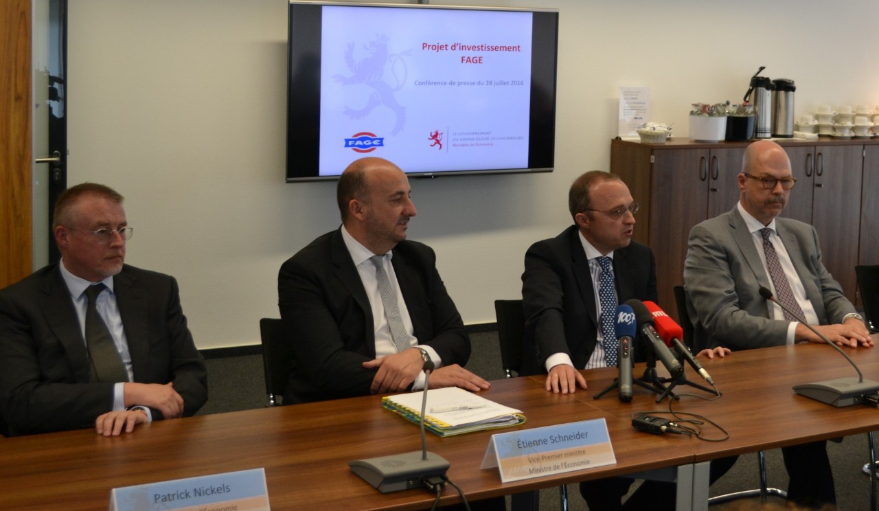 Étienne Schneider annonce un investissement de 100 millions d'euros du groupe agroalimentaire FAGE - Patrick Nickels, ministère de l'Économie; Étienne Schneider, Vice-Premier ministre, ministre de l’Économie; Kyriakos Filippou, FAGE International SA; Athanassious Filippou, FAGE International SA