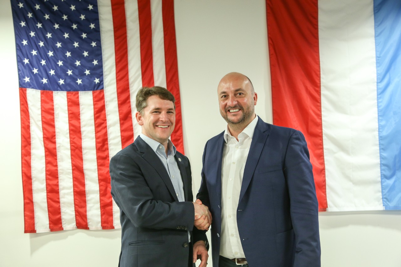 Chris Lewicki, président et PDG de Planetary Resources, Inc.; Étienne Schneider, Vice-Premier ministre, ministre de l'Économie