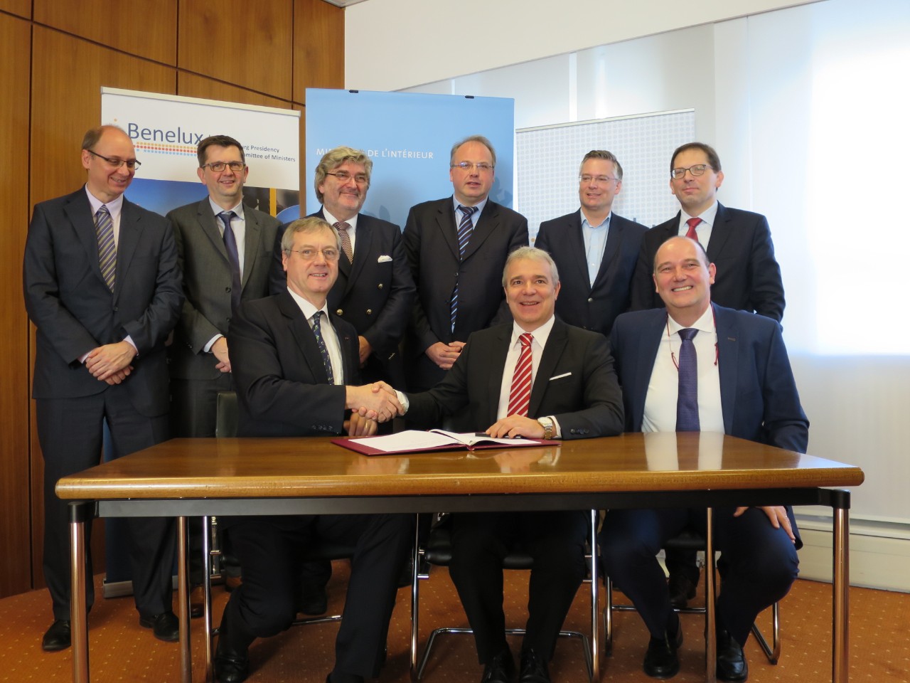 Dan Kersch signe une décision Benelux pour faciliter le transport transfrontalier en ambulance et le transport d’organes à transplanter (28.11.2016)
