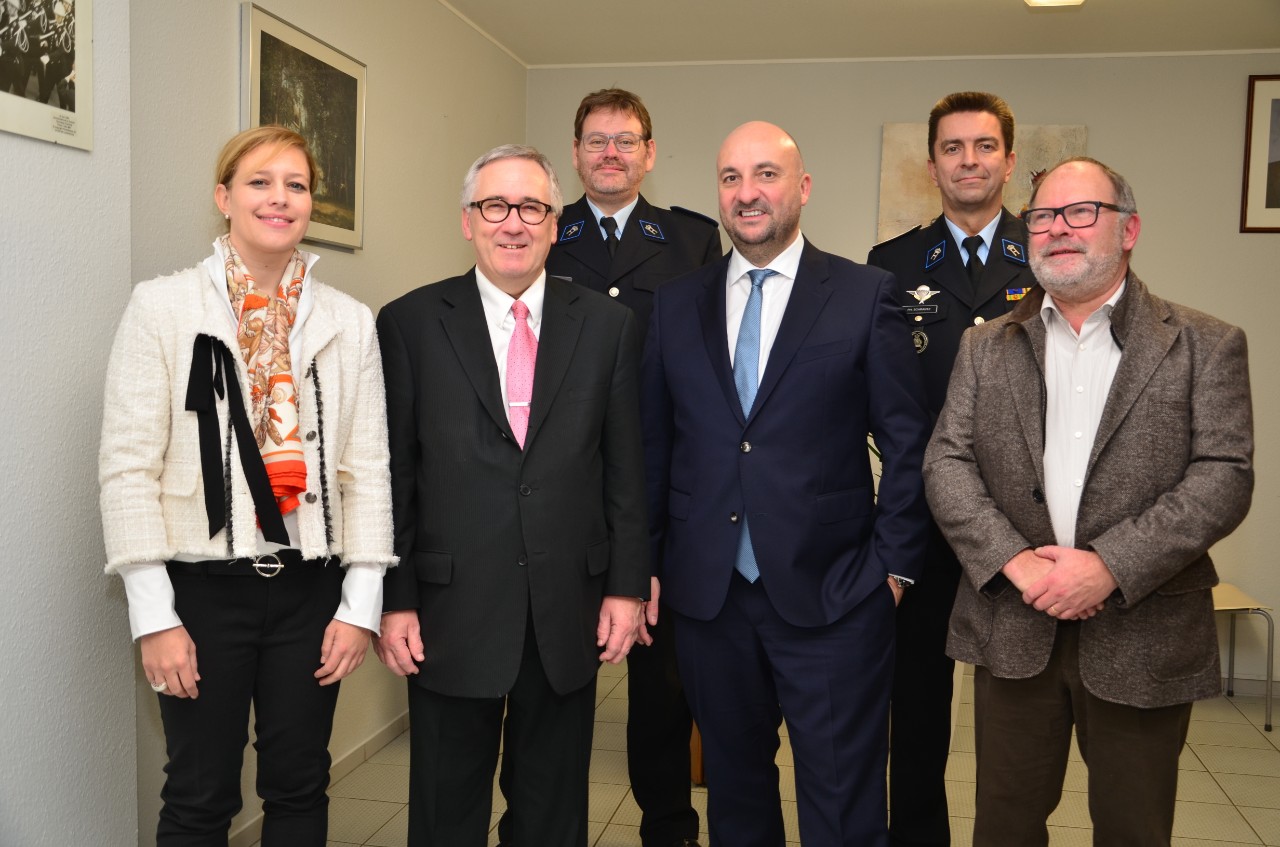 Photo de groupe - Christine Schweich, bourgmestre de la Commune de Mondercange; Roland Schreiner, bourgmestre de la Commune de Schifflange; Daniel Reiffers, Police Grand-Ducale; Étienne Schneider, Vice-Premier ministre, ministre de la Sécurité intérieure; Philippe Schrantz, directeur général de la Police Grand-Ducale; Carlo Muller, bourgmestre de la Commune de Reckange-sur-Mess