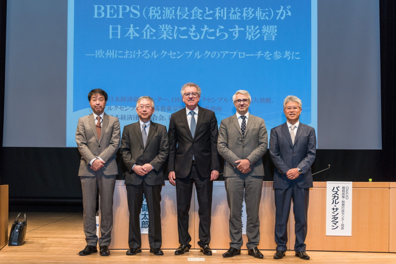 Shigeru Seno, journaliste auprès du Nikkei et modérateur du panel; Kenataro Ogata, directeur de la Division internationale et conventions fiscales auprès du ministère des Finances du Japon; Pierre Gramegna, ministre des Finances du Luxembourg; Pascal Saint-Amans, directeur du Centre de politique et d’administration fiscales de l’OCDE; Kazuya Miyakawa, CEO de PWC Japon