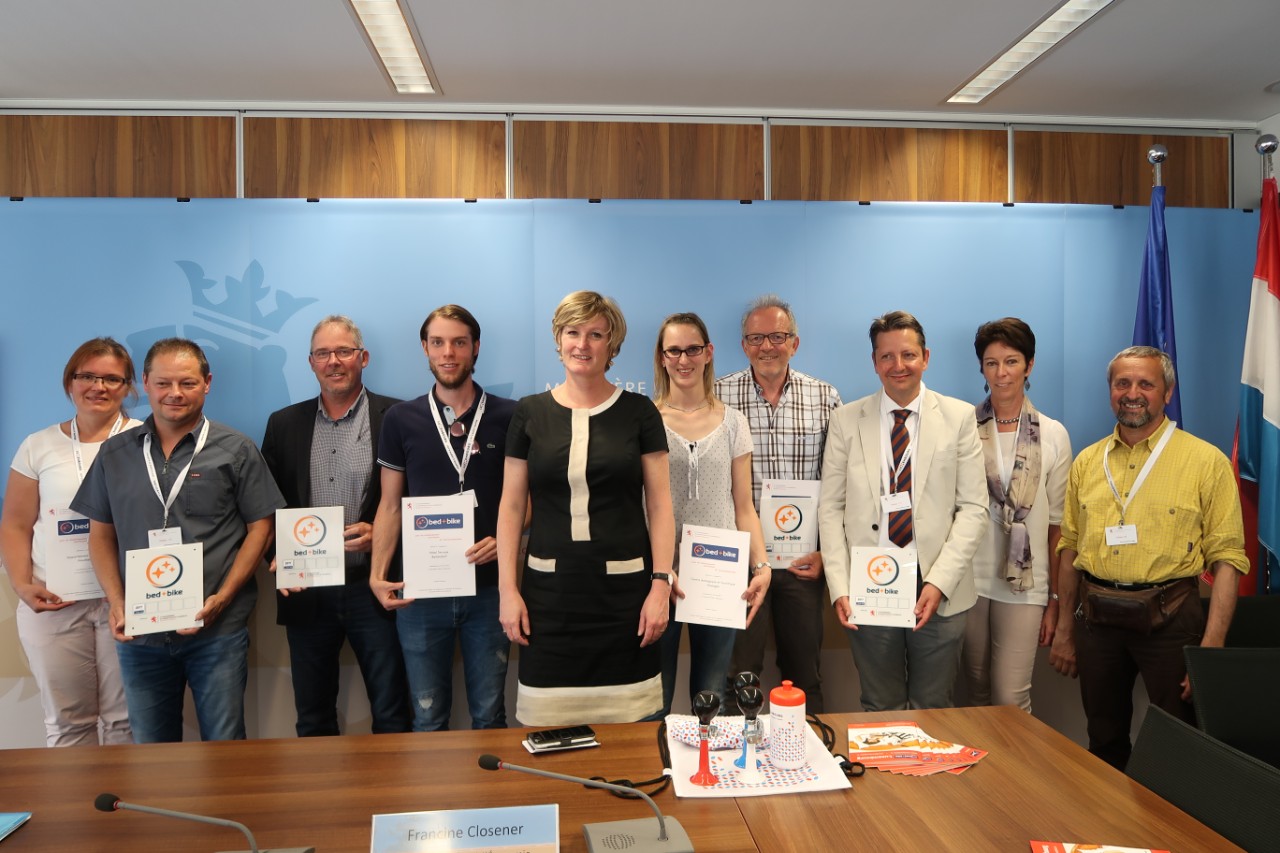 Photo de groupe avec Francine Closener, secrétaire d'État à l'Économie