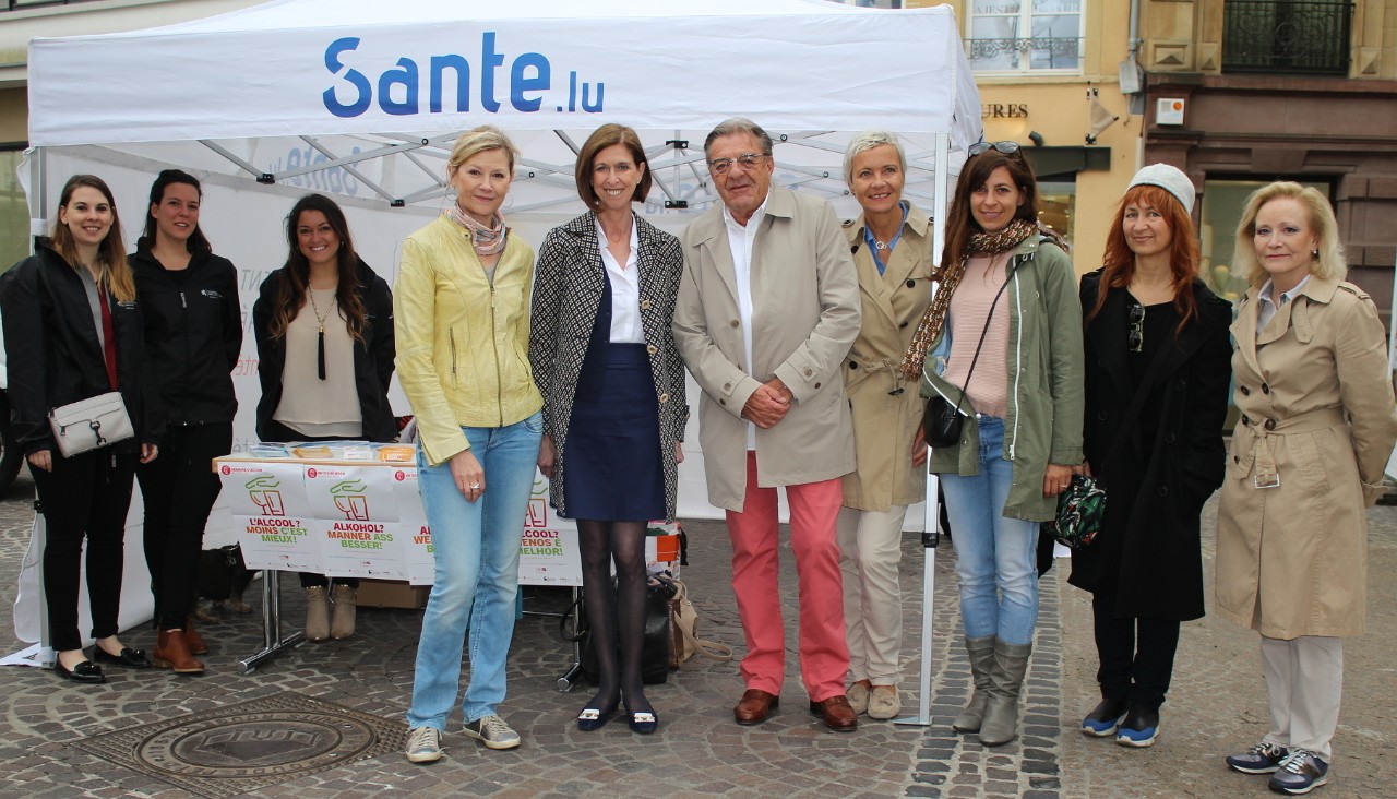 Photo de famille: Anne Marx, Stéphanie van Rijswijck, Marisa Ferreira (Division de la médecine préventive); Isabelle Medinger, directrice Sécurité routière; Lydia Mutsch, ministre de la Santé; Paul Hammelmann, président Sécurité routière; Dany Franck, MDDI; Anne Calteux, ministère de la Santé; Sneja Dobrosavljevic, ministère de la Santé; Dr Simone Steil, médecin-chef de la Division de la médecine préventive