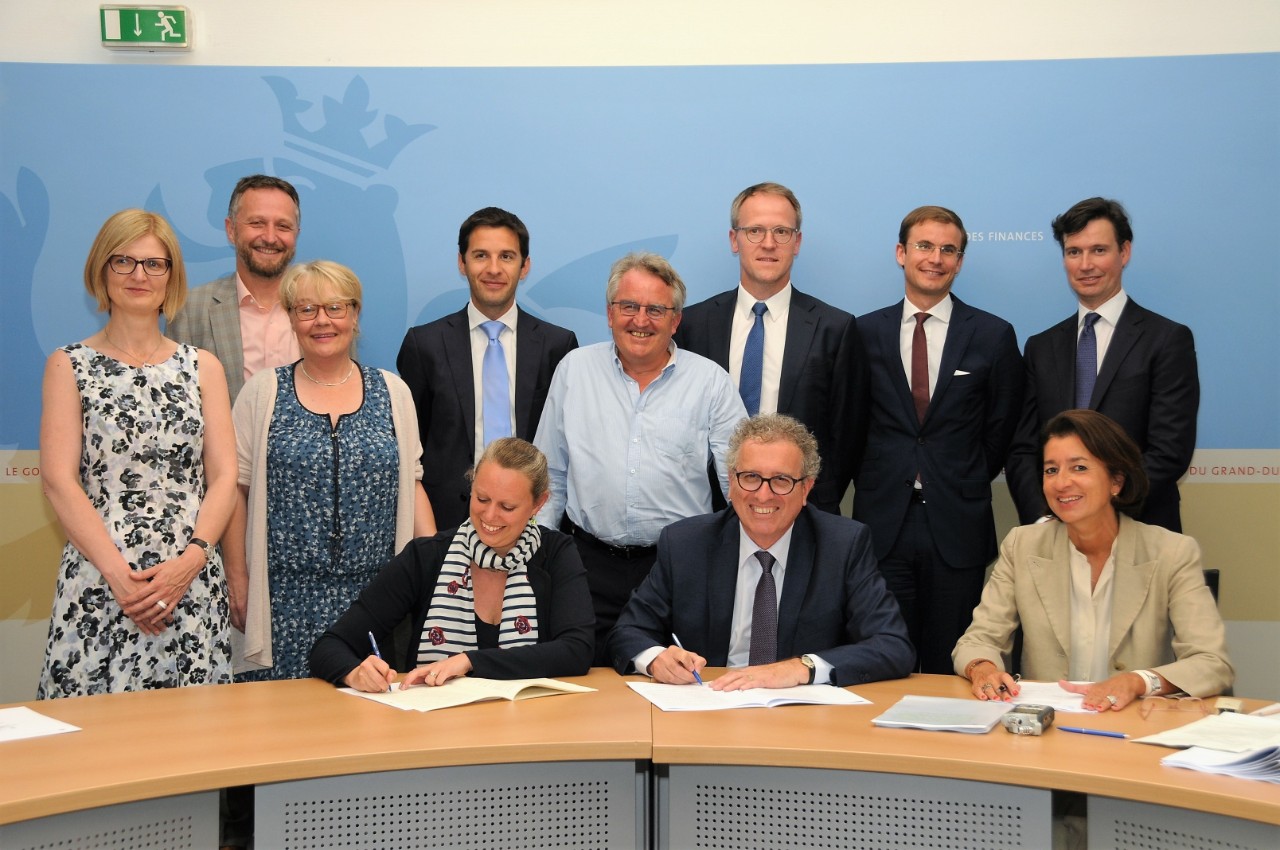 Photo de groupe avec Carole Dieschbourg, ministre de l'Environnement et Pierre Gramegna, ministre des Finances
