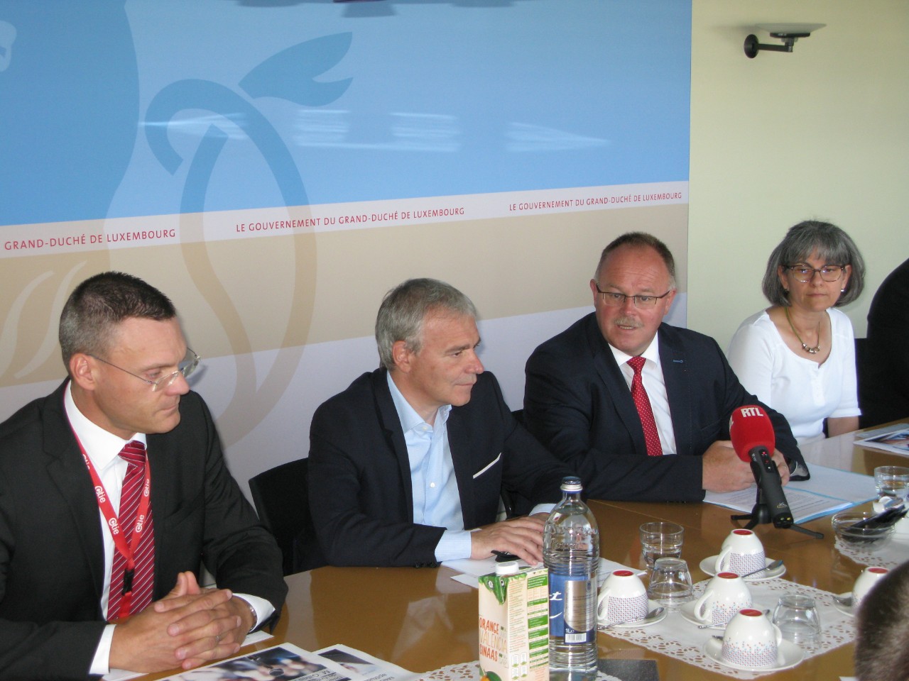 Conférence de presse: Gilles Feith, directeur du Centre des technologies de l'information de l'État; Dan Kersch, ministre de la Fonction publique et de la Réforme administrative; Romain Schneider, ministre des Sports; Dr. Mariette Hames, médecin-chef du Service médico-sportif