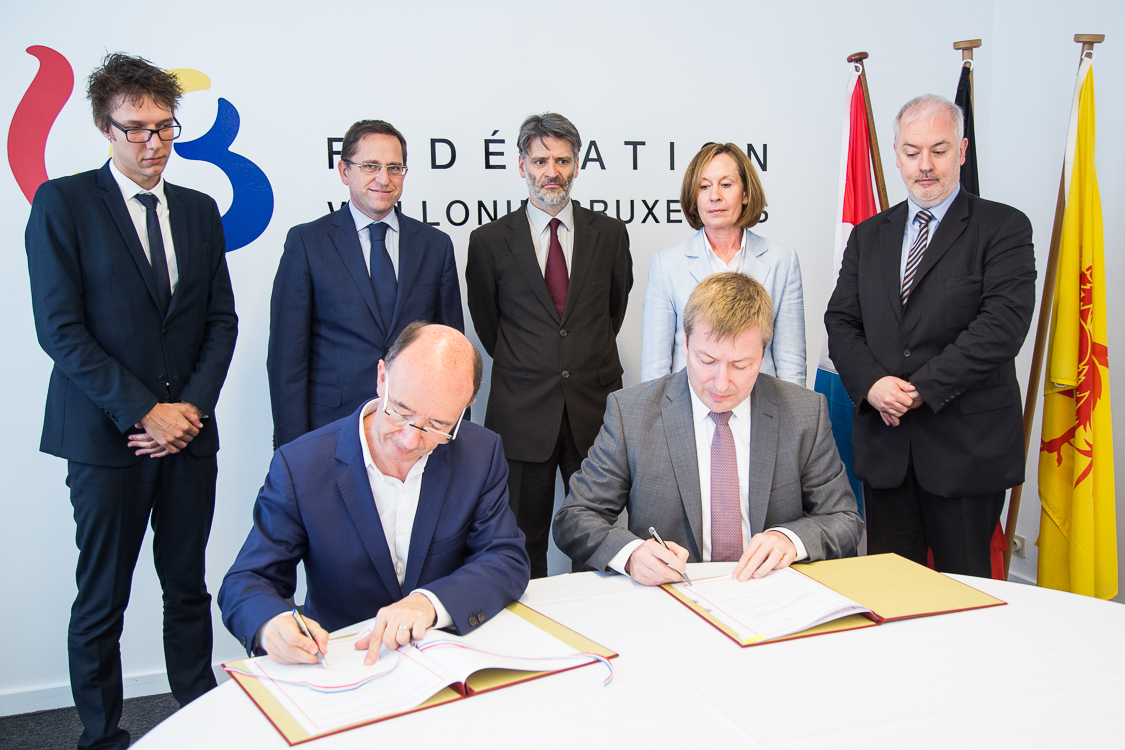 Signature de l'accord par Rudy Demotte, ministre-président de la Communauté française de Belgique et Marc Hansen, ministre délégué à l'Enseignement supérieur et à la Recherche