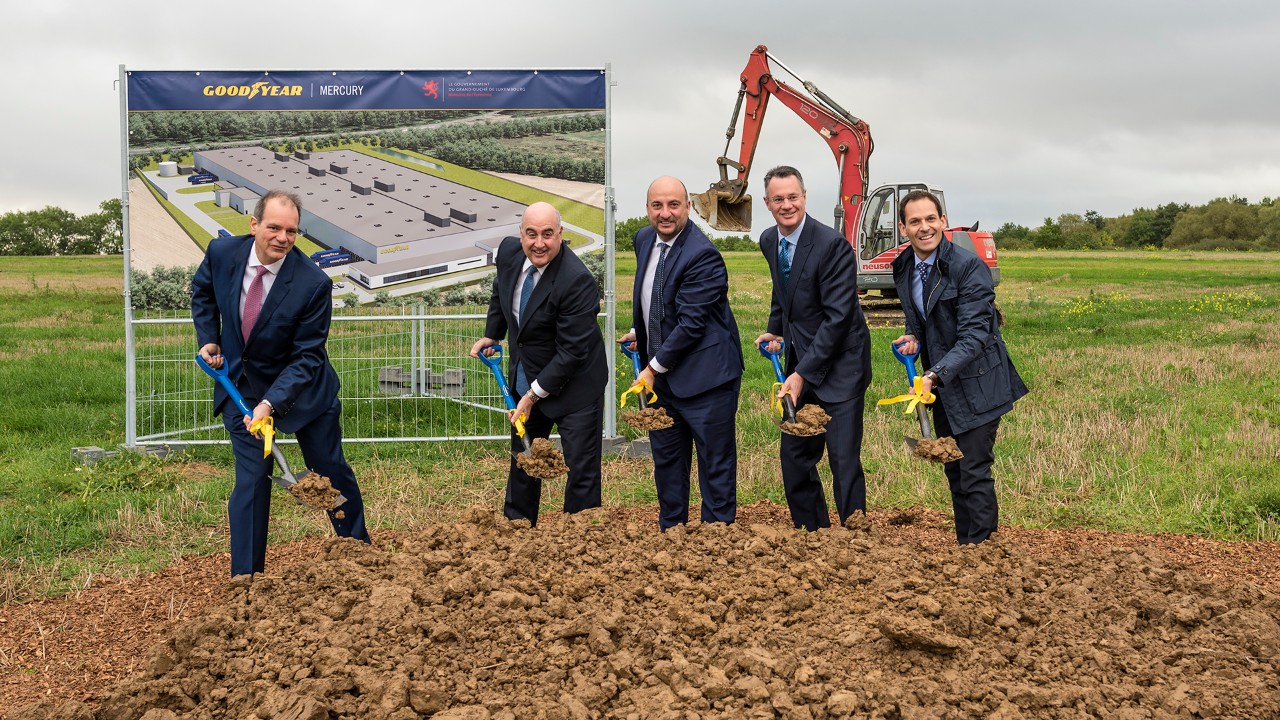 Premier coup de pelle: Jean-Claude Kihn, Goodyear; Carlos Cipollitti, Goodyear; Étienne Schneider, Vice-Premier ministre, ministre de l’Économie; Rich Kramer, CEO et président Goodyear; Dan Biancalana, bourgmestre de la Ville de Dudelange