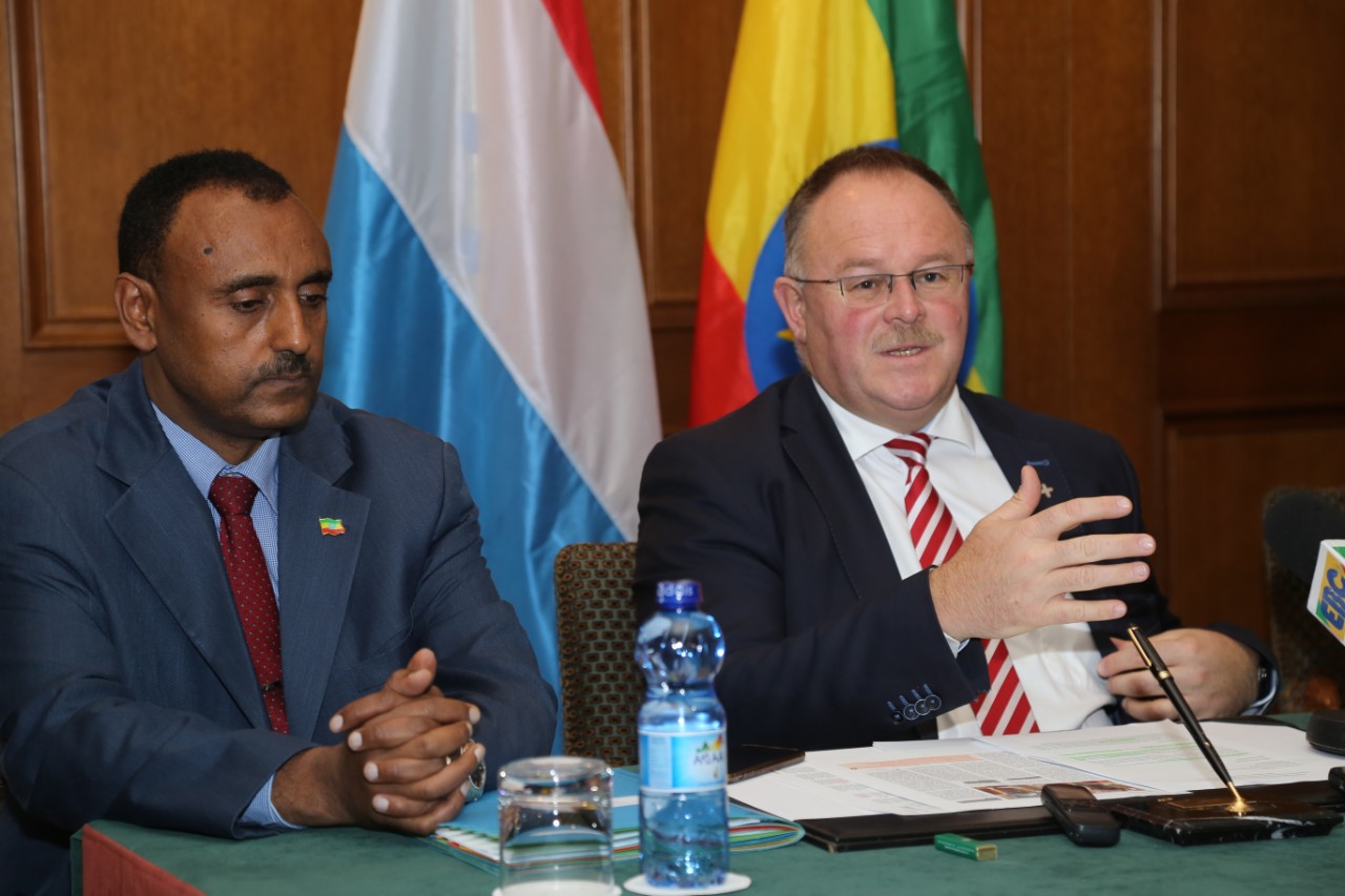Discours - Mebrahtu Meles, ministre d’État de l’Industrie d’Ethiopie; Romain Schneider, ministre de la Coopération et de l’Action humanitaire