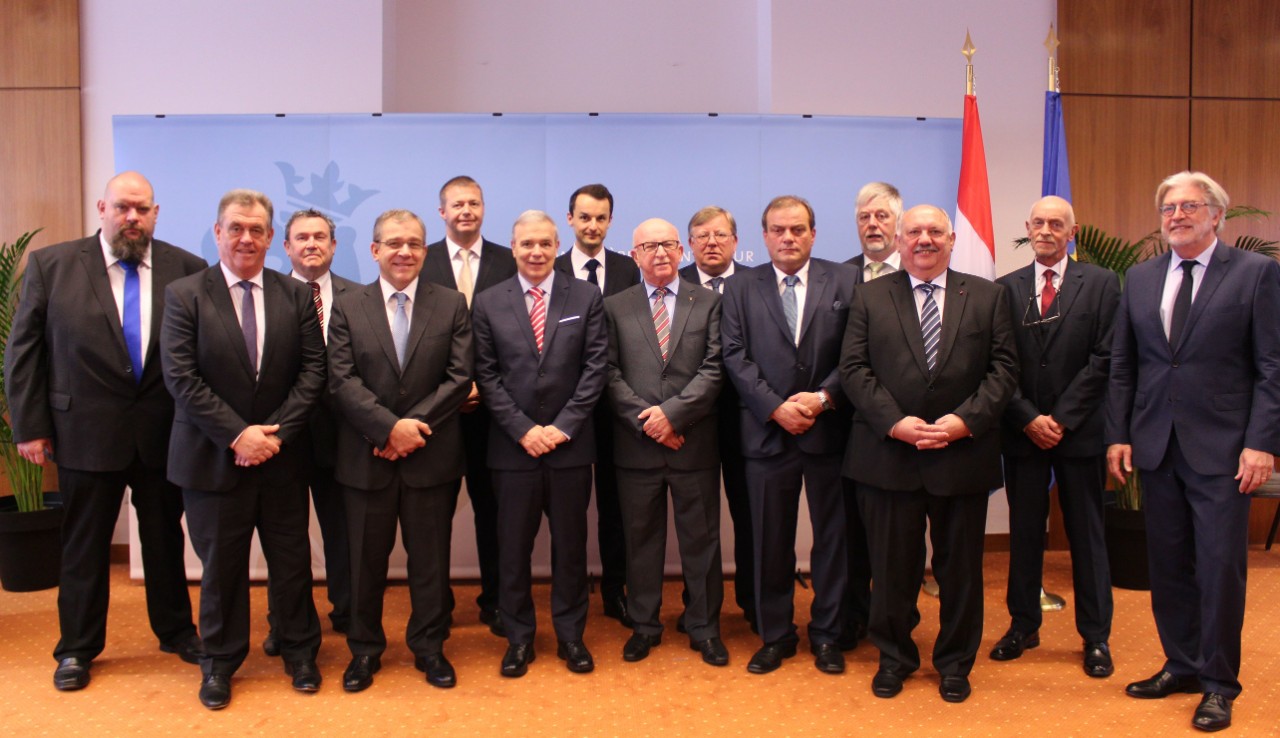 Photo de groupe: Assermentation des collèges des bourgmestre et échevins 