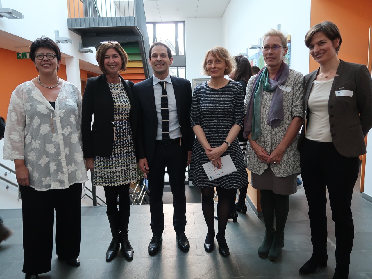 Michèle Kayser-Wengler, présidente du comité de direction de Pro Familia; Lydia Mutsch, ministre de l'Égalité des chances; Dan Biancalana, bourgmestre de la Ville de Dudelange; Pierrette Meisch, directrice de Pro Familia; Nicole Hentzen, psychologue chez Alternatives; Béatrice Ruppert, directrice adjointe et responsable d'Alternatives