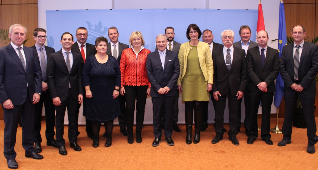 Le ministre de l'Intérieur, Dan Kersch, avec les bourgmestres des communes de Dudelange, Feulen, Kehlen, Kiischpelt, Manternach, Mondercange, Redange/Attert, Reisdorf, Remich, Saeul, Sandweiler, Waldbillig, Weiler-la-Tour et Wiltz