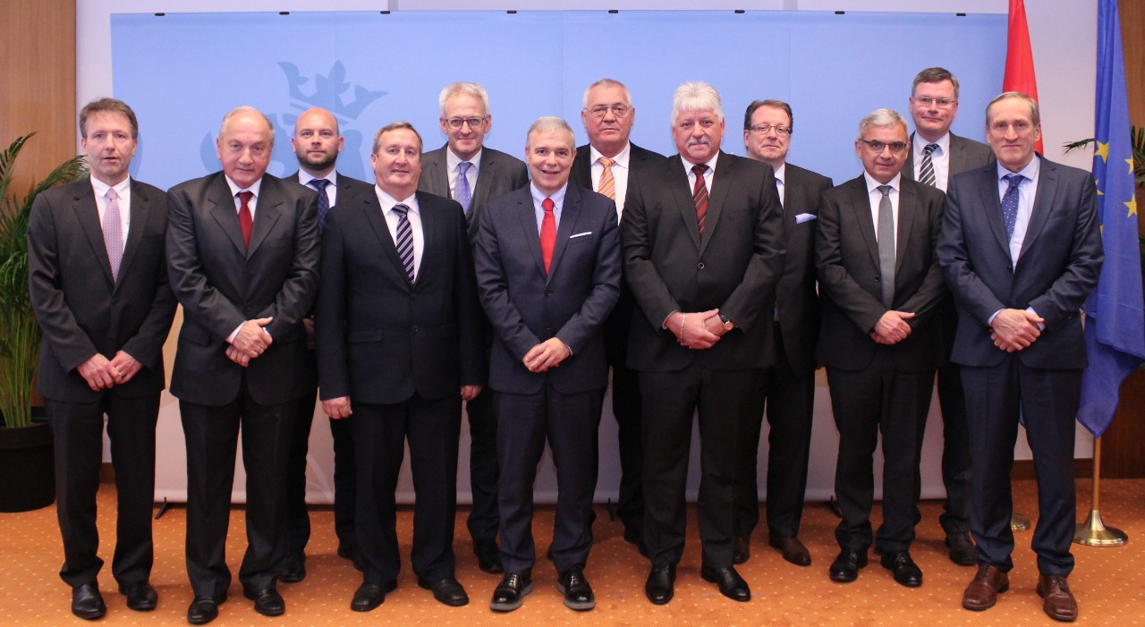 Le ministre de l'Intérieur avec les bourgmestres des communes d’Echternach, de Lenningen, Rambrouch, Rumelange, Schuttrange, Steinfort, Vichten, Waldbredimus, Weiswampach, Wincrange et Wormeldange