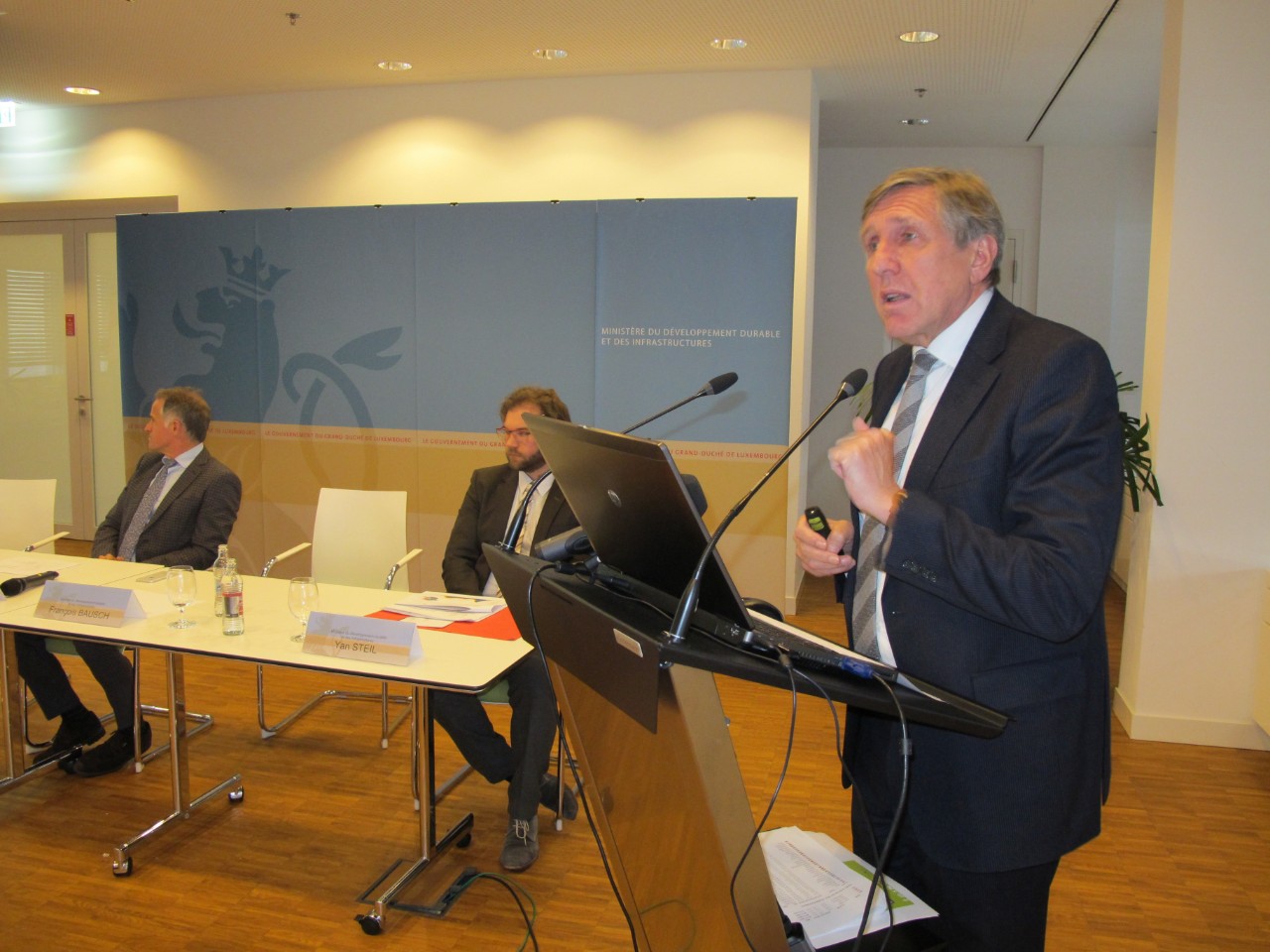 Christophe Reuter, chargé de direction au Département des transports (MDDI); Yan Steil, employé géographe au Département des transports (MDDI); François Bausch, ministre du Développement durable et des Infrastructures