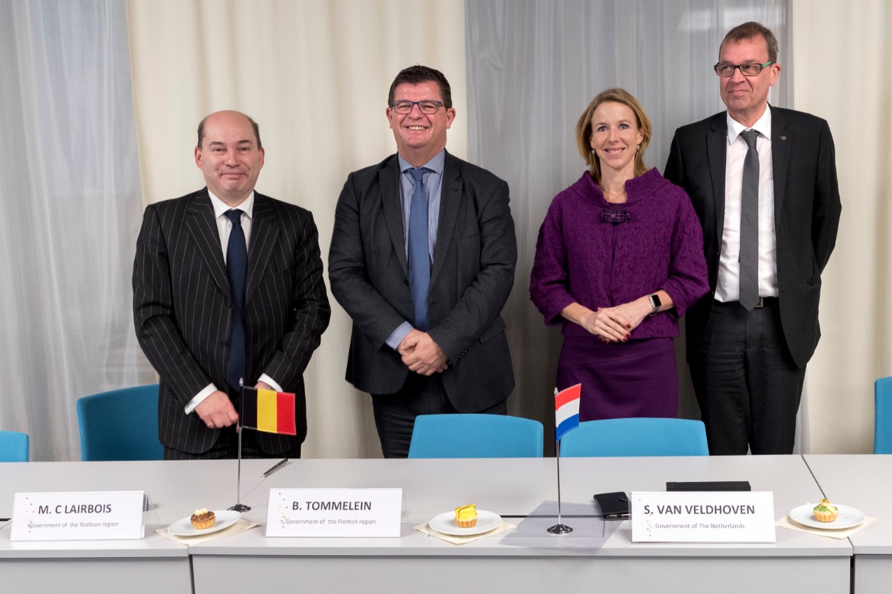 Marc Clairbois, délégué Wallonie-Bruxelles à La Haye ; Bart Tommelein, ministre flamand de l'Énergie ; Stientje van Veldhoven, secrétaire d'État néerlandaise à l'Infrastructure et aux Voies hydrauliques ; Camille Gira, secrétaire d'État au Développement durable et aux Infrastructures