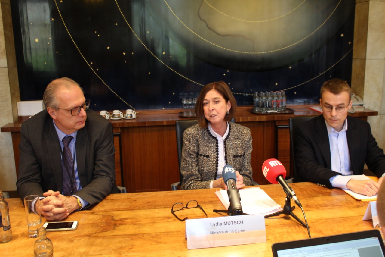 Le Dr Jean-Claude Schmit, directeur de la Santé ; Lydia Mutsch, ministre de la Santé ; Laurent Mertz, service juridique du ministère de la Santé lors de la conférence de presse