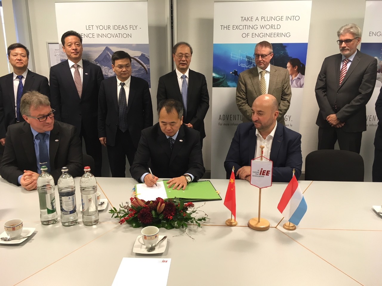 Michel Witte, CEO de IEE SA; Sheng Wang, CEO du groupe IEE et Étienne Schneider, Vice-Premier ministre, ministre de l’Économie lors de la signature