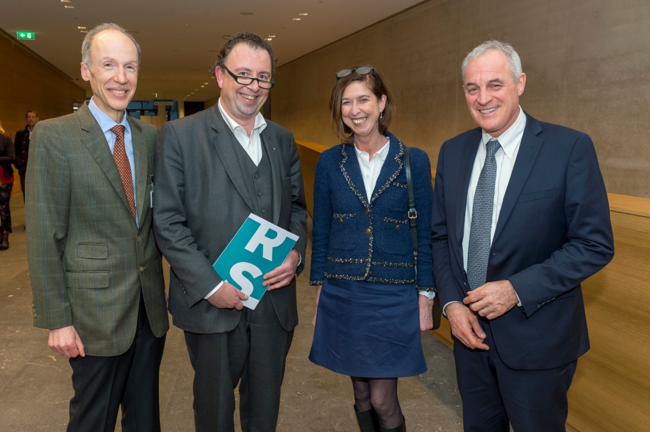 Photo de famille: Dr. Gérard Schockmel; Dr Claude Schummer; Lydia Mutsch, ministre de la Santé; Prof. Didier Pittet
