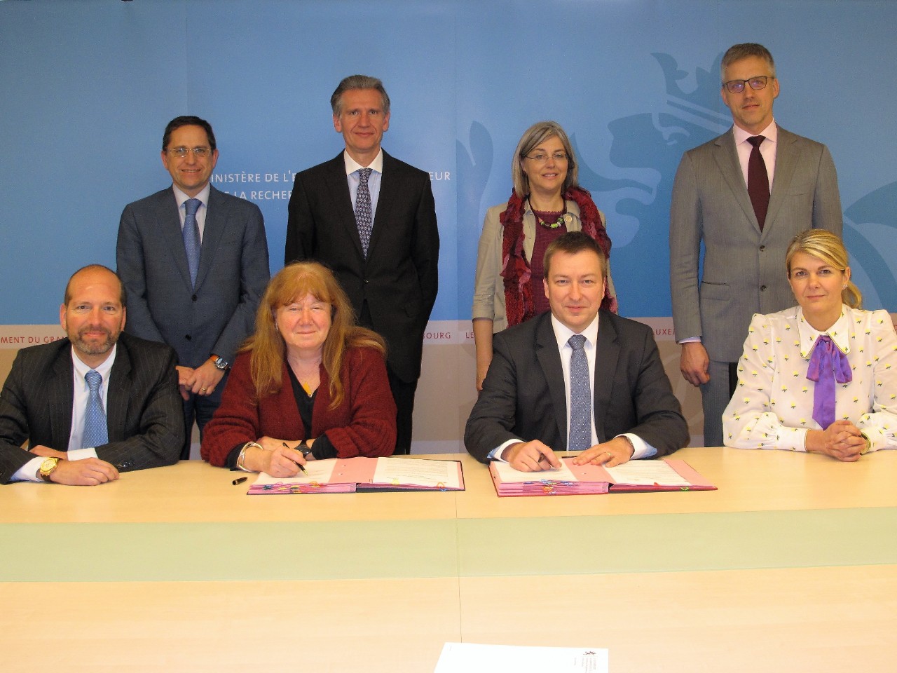 Jean-Marc Goy, vice-président du conseil d'administration LISER; Nicole Kerschen, présidente du conseil d'administration LISER; Marc Hansen, ministre délégué à  l'Enseignement supérieur et à la Recherche et Aline Muller, directrice du LISER lors de la signature