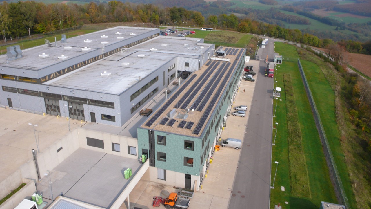 Hall logistique regroupant les ateliers, les locaux de stockage et des bureaux au Härebierg