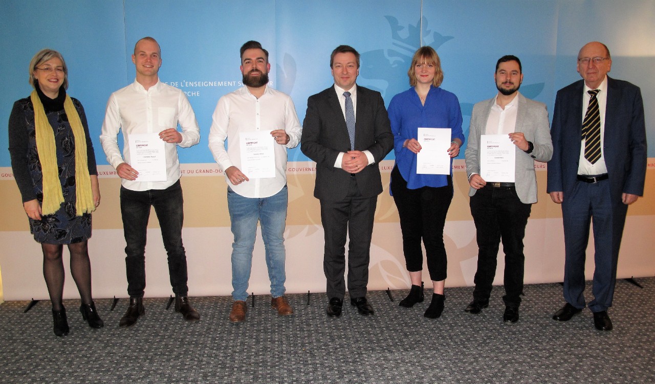 (de g. à dr.) Josiane Entringer, Présidente du CA de la Fondation Van Werveke-Hanno; Pascal Loschetter; Caolan Conway; Marc Hansen, Ministre délégué à l'Enseignement supérieur et à la Recherche; Isabelle Mattern; Pedro Gomes; Joseph Lahr, Administrateur-délégué de la Fondation Van Werveke-Hanno.
