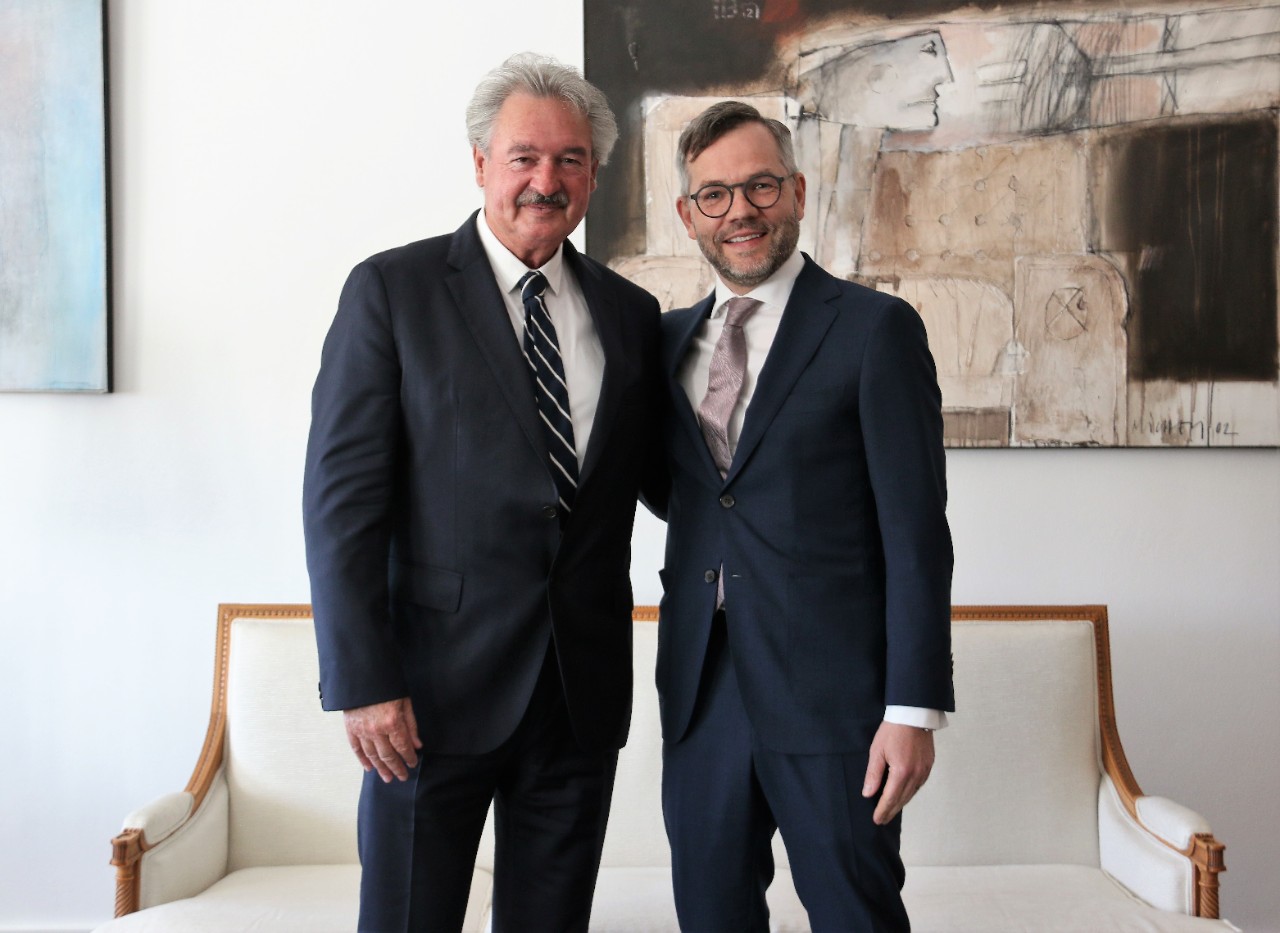 Jean Asselborn avec Michael Roth dans le bureau du ministre