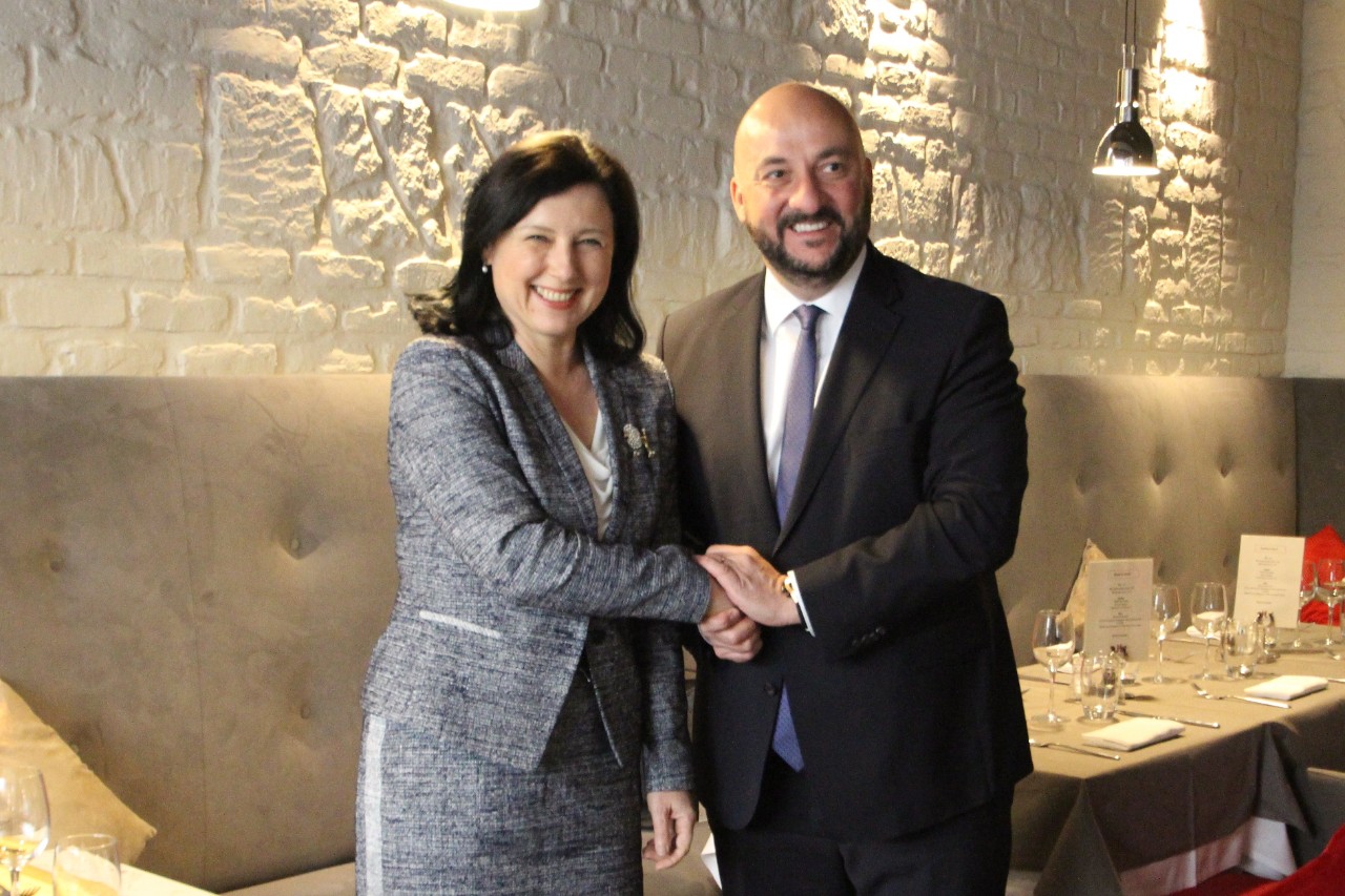 Étienne Schneider en compagnie de Věra Jourová