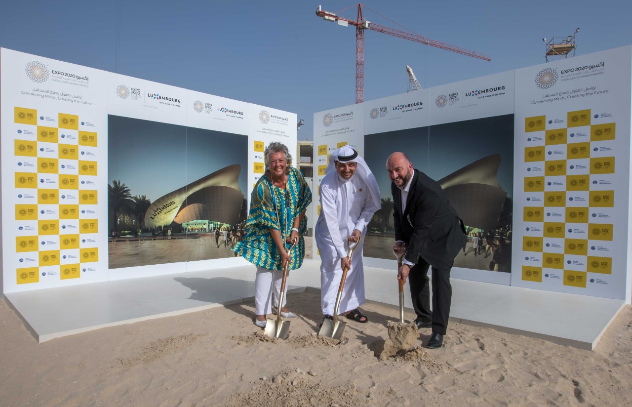 Premier coup de pelle par Maggy Nagel, commissaire générale du pavillon luxembourgeois, Najeeb Mohammed Al-Ali, directeur exécutif du Bureau de l'Expo 2020 Dubaï, et Étienne Schneider, Vice-Premier ministre et ministre de l'Economie