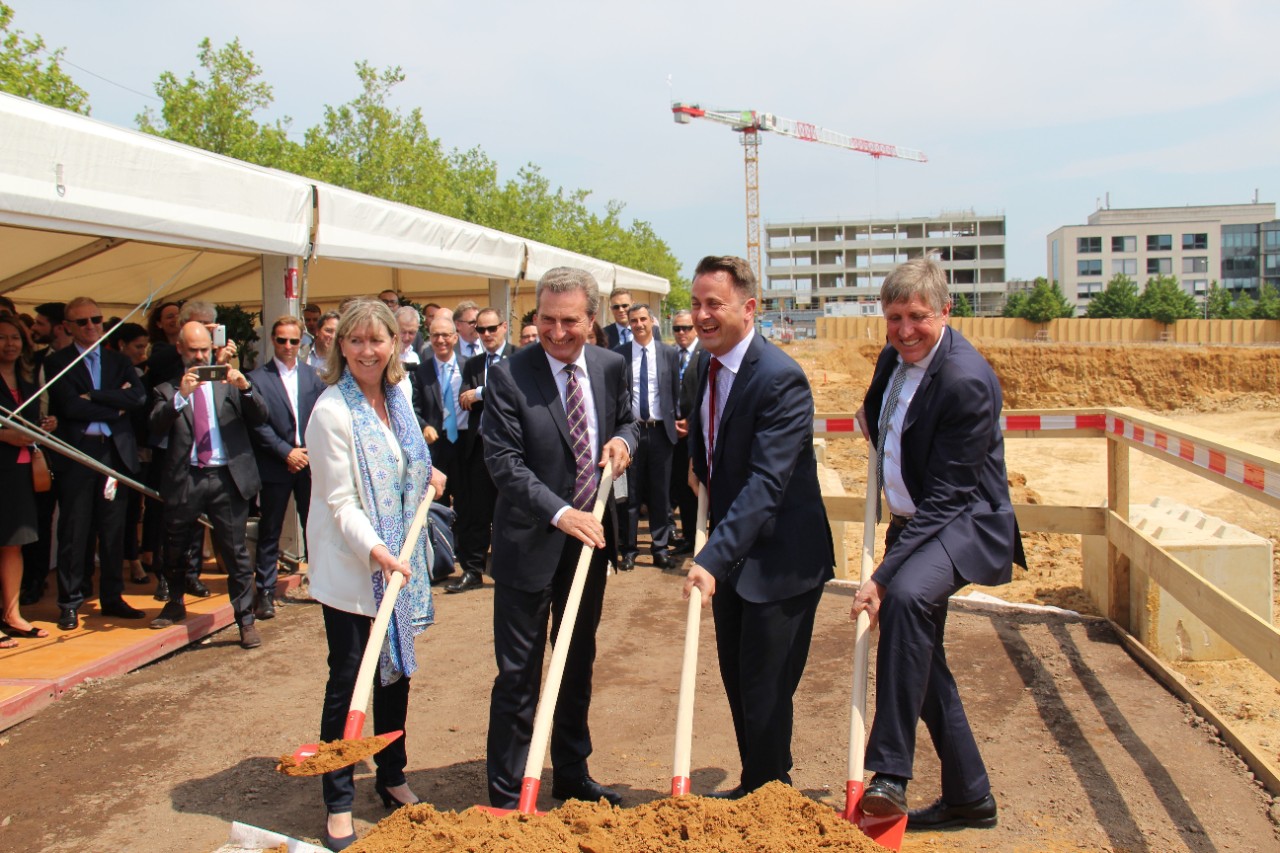 Premier coup de pelle du bâtiment Jean Monnet II pour la Commission européenne à Luxembourg en présence de Lydie Polfer, Günther Oettinger, Xavier Bettel et François Bausch