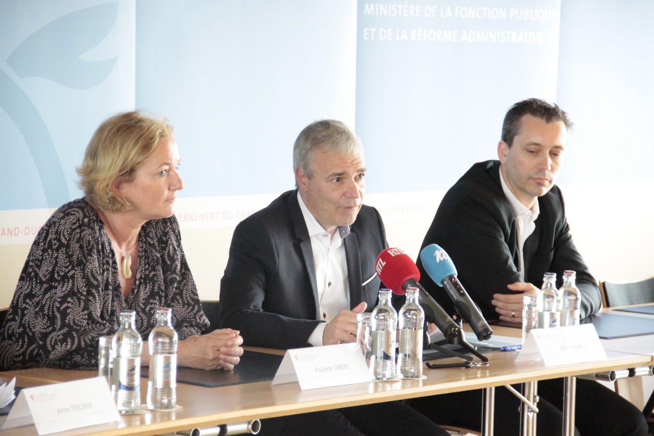 Paulette Lenert, coordinateur général au ministère de la Fonction publique et de Réforme administrative, Dan Kersch, ministre de la Fonction publique et de la Réforme administrative  et Marc Blau, directeur de l'Administration du personnel de l'État lors de la présentation de la réforme