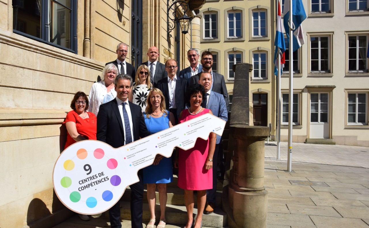 Claude Meisch, ministre de l'Éducation nationale, de l'Enfance et de la Jeunesse, avec les chargés de mission des centres de compétences