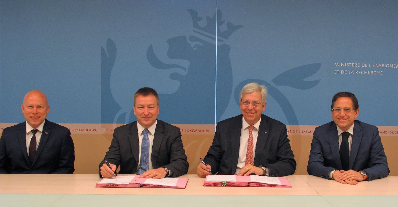Signature d'une convention pluriannuelle par Stéphane Pallage, recteur de l'Université du Luxembourg, Marc Hansen, ministre délégué à  l'Enseignement supérieur et à la Recherche, Yves Elsen, président du conseil de gouvernance de l'Université du Luxembourg et Léon Diederich, premier conseiller de gouvernement