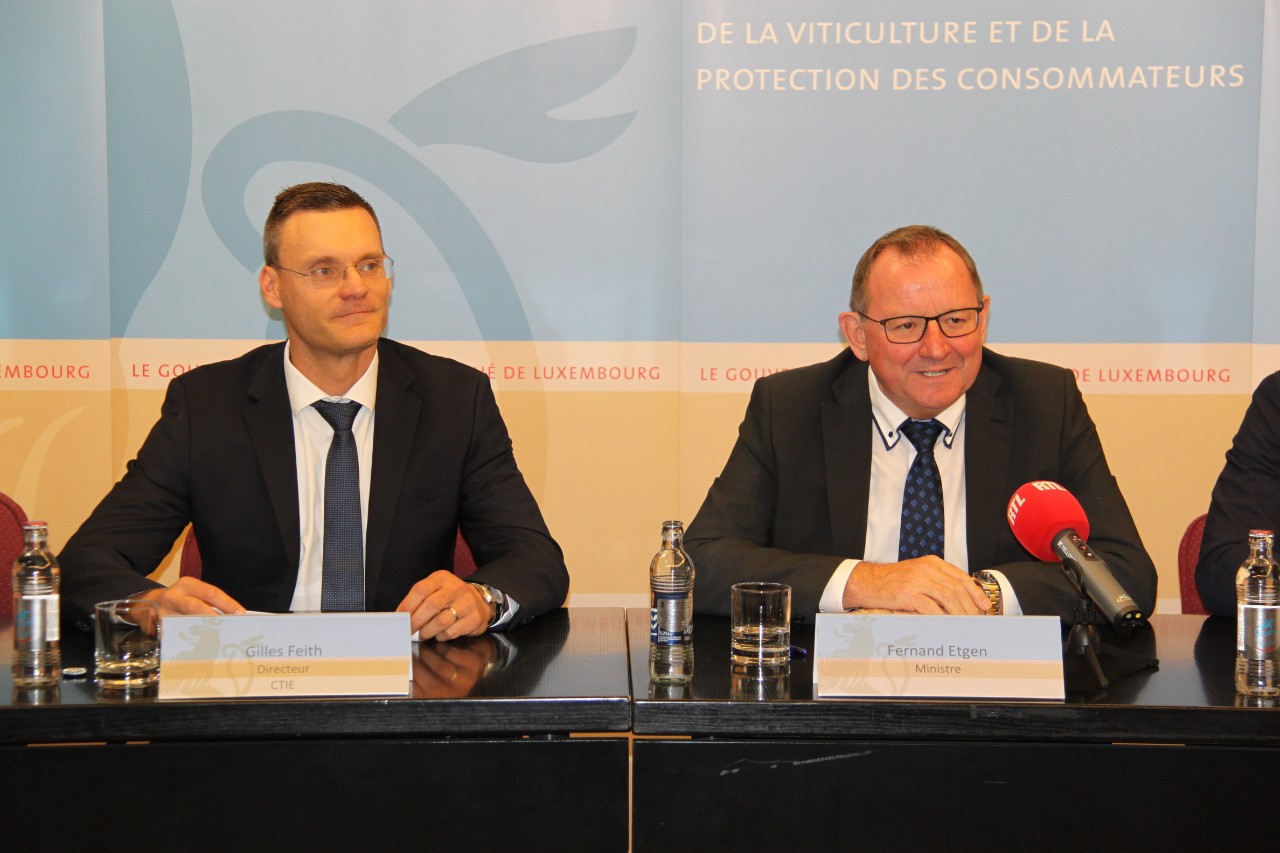 (de g. à dr.) Gilles Feith, directeur du Centre des technologies de l'information de l'État ; Fernand Etgen, ministre de l'Agriculture, de la Viticulture et de la Protection des consommateurs