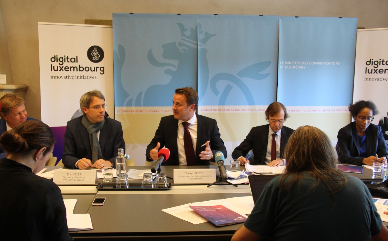 (de g. à dr.) Peter Sodermans, Senior Adviser, Digital Luxembourg; Eric Krier, conseiller, Service des médias et des communications; Xavier Bettel;  Pierre Goerens, chargé de direction, Direction communications électroniques, Service des médias et des communications; Laure Bourguignon, attachée, Service des médias et des communications