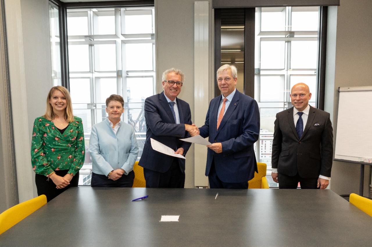 Pierre Gramegna et Yves Elsen, président du Conseil de gouvernance de l’Université du Luxembourg lors de la cérémonie de signature