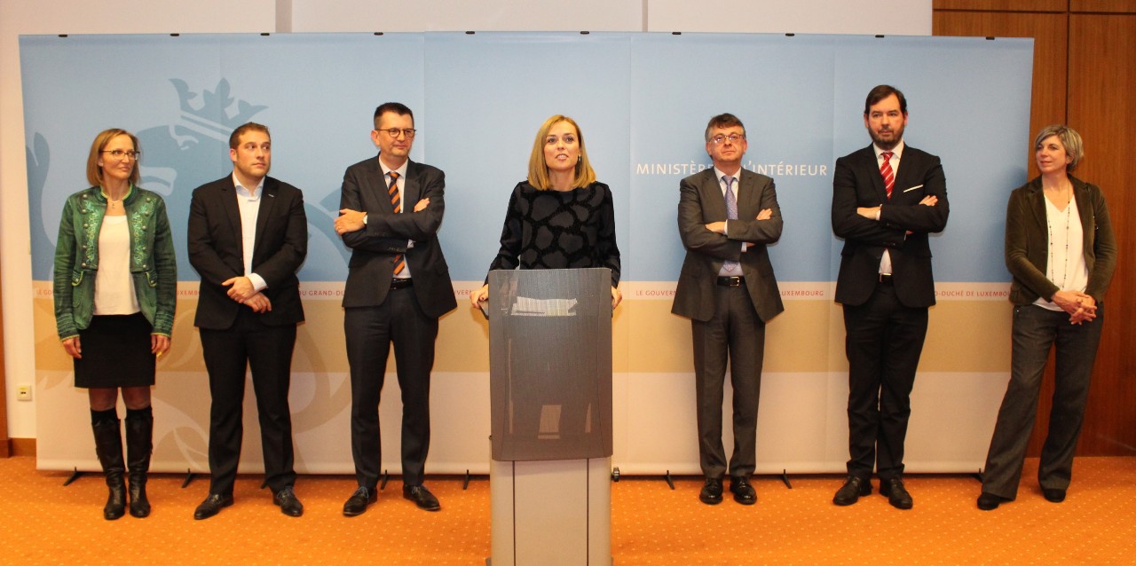 Taina Bofferding, ministre de l'Intérieur, entourée (de g. à dr.) par Clara Muller, Cyrille Goedert, Alain Becker, Laurent Knauf, Marc Thiltgen et Mireille Cruchten