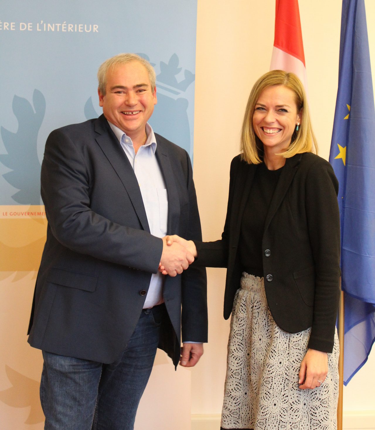 Taina Bofferding et Romain Dumong, échevin de la commune de Sandweiler