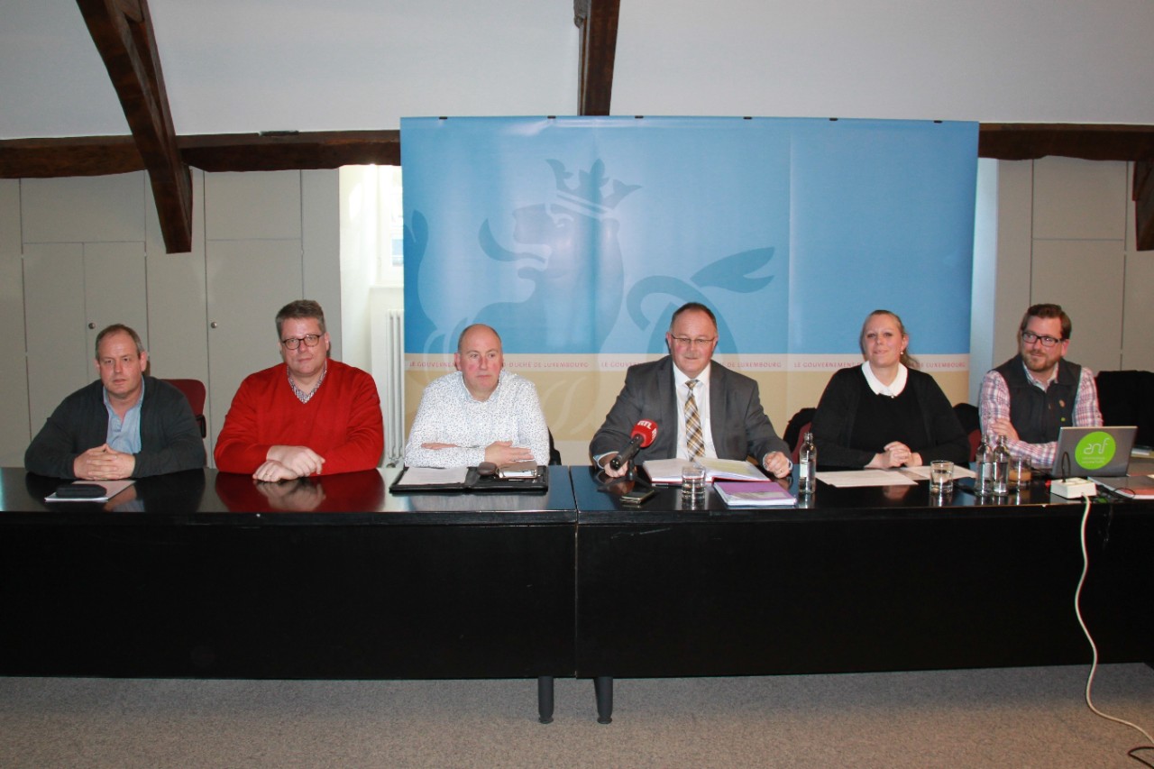 Les ministres Romain Schneider et Carole Dieschbourg avec les membres de la Task Force peste porcine africaine (PPA)