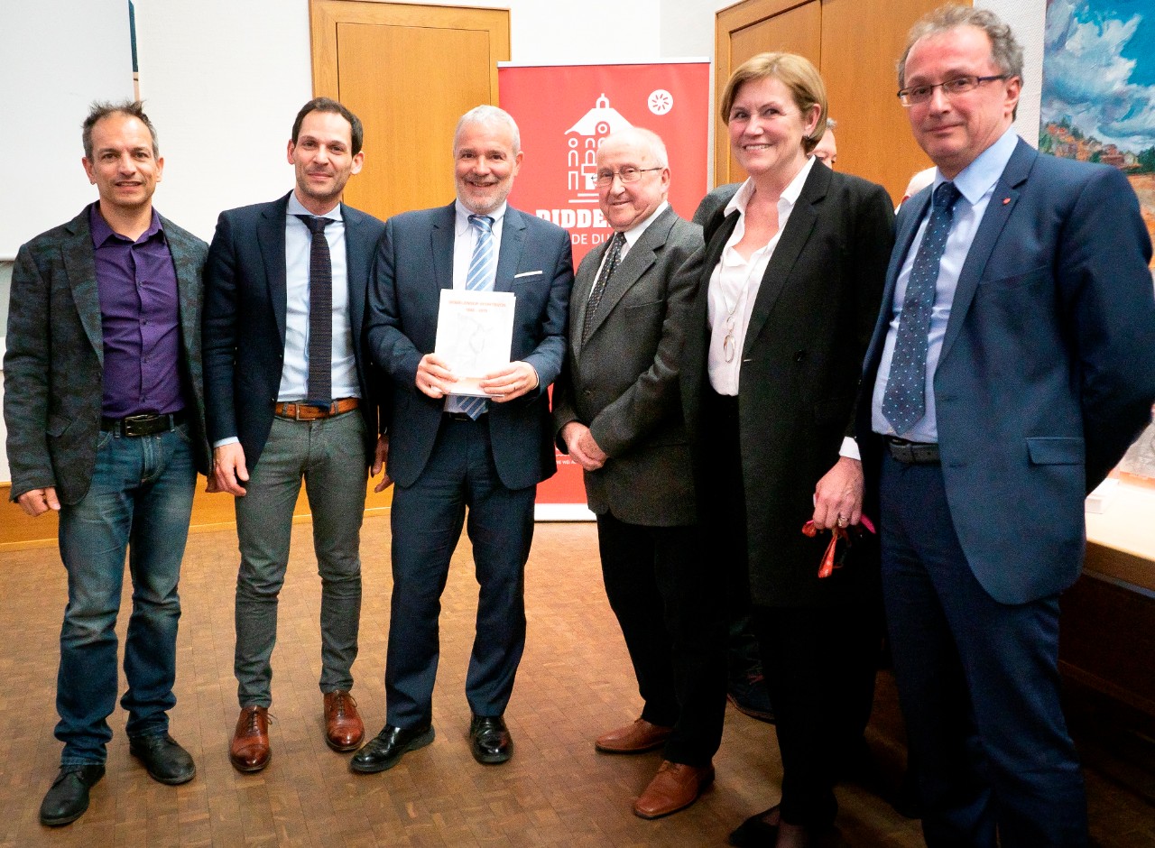 Dan Kersch avec Jean Engel et les membres du collège des bourgmestre et échevins de Dudelange